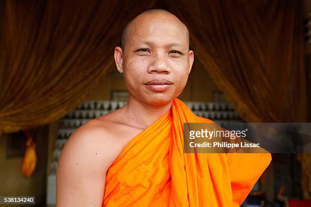 monk in wat ounalom - wat ounalom stock pictures, royalty-free photos & images