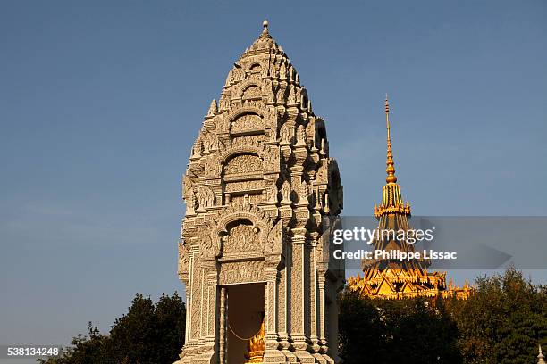 silver pagoda - stupa of princess kantha bopha - bopha stock pictures, royalty-free photos & images