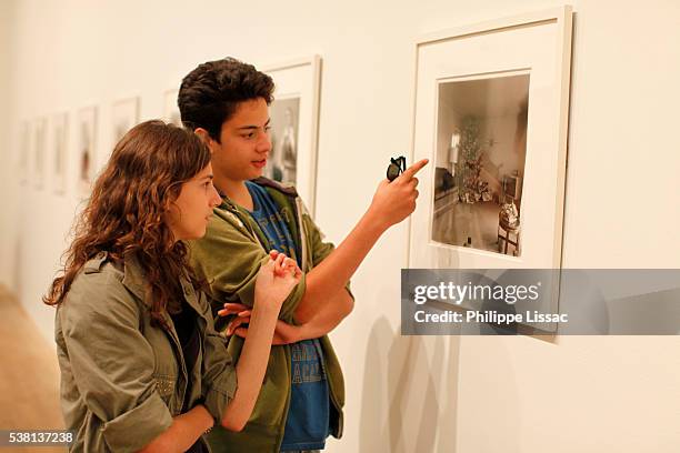 teenagers looking at a picture at the tate modern - london child foto e immagini stock