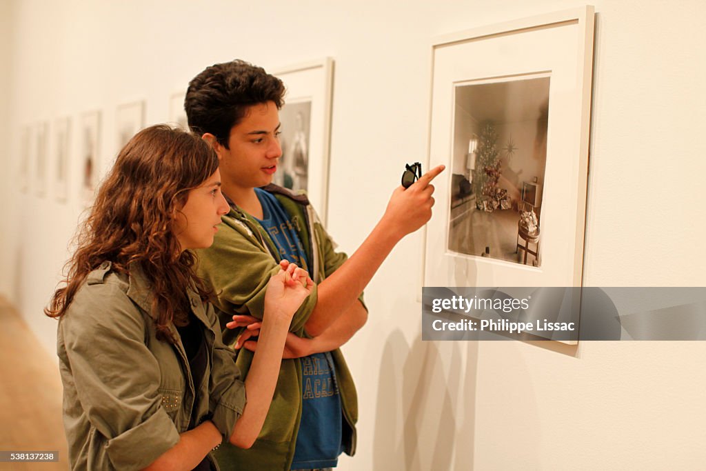Teenagers looking at a picture at the Tate Modern