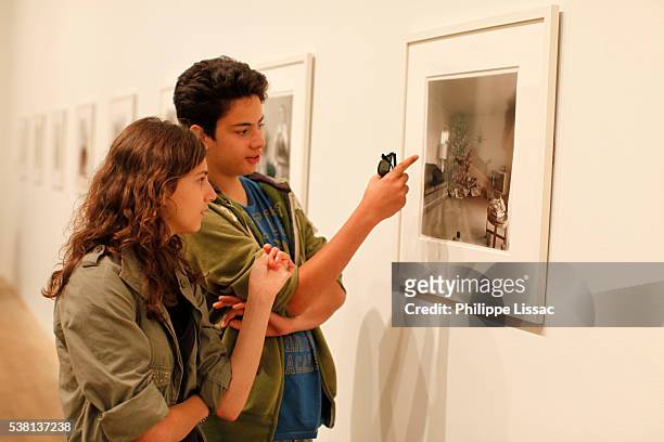 teenagers looking at a picture at the tate modern - tate modern stock pictures, royalty-free photos & images