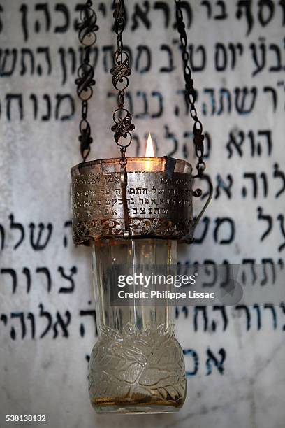 oil lamp in the ghriba synagogue - synagogue foto e immagini stock