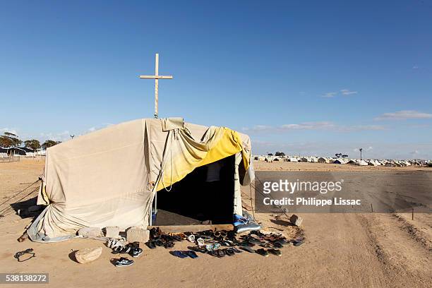 church in choucha refugee camp - pessoa desalojada - fotografias e filmes do acervo