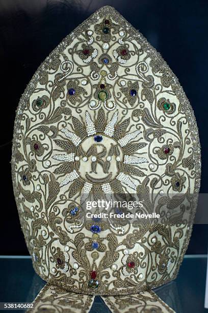 loreto church. wallenstein mitre decorated with sapphires and pearls. 17 th century. - mitra fotografías e imágenes de stock