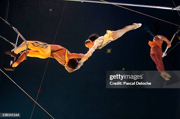 circus show - acrobat stock pictures, royalty-free photos & images