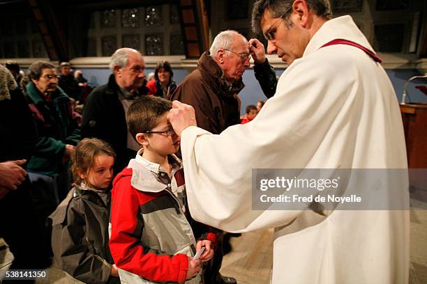 ash wednesday mass in notre-dame de toute grâce church - aswoensdag stockfoto's en -beelden