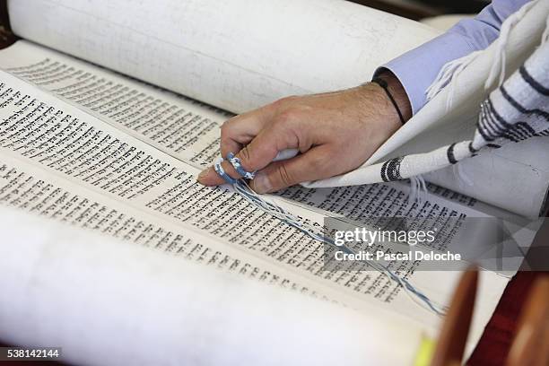 reading the torah in a synagogue. - reading synagogue stock-fotos und bilder