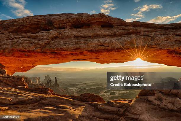 mesa arch dawn sunburst - amerika landschaft stock-fotos und bilder
