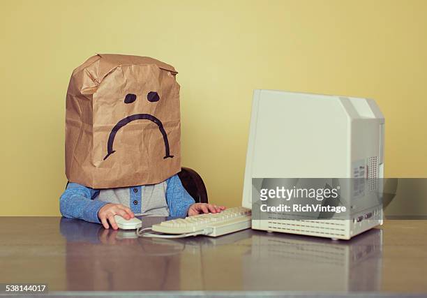 young boy in front of computer is cyber bullying victim - the paley center for media celebrates american horror story the style of scare stockfoto's en -beelden