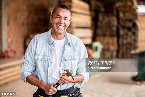 carpenter des schreinerhandwerks holding tools - hispanic construction worker stock-fotos und bilder