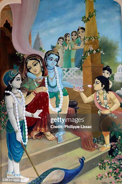 krishna with his foster mom yashoda. on her right is krishna's brother balaram. - sri krishna stock pictures, royalty-free photos & images