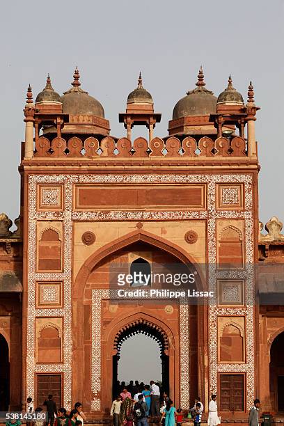 visitors and shahi darwaza gate, jama masjid mosque complex, fatehpur sikri - fatehpur sikri imagens e fotografias de stock