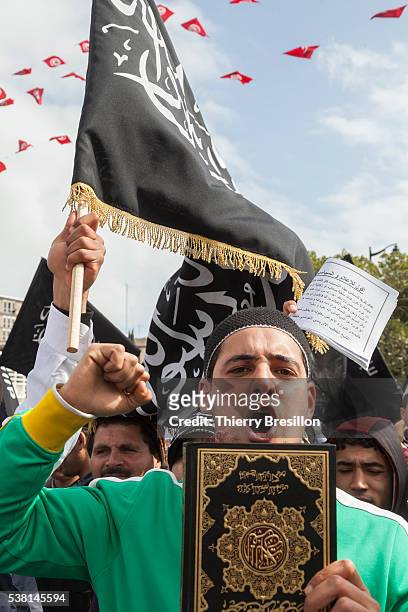 radical islamists demonstrating in tunis - tunisian islamist stock pictures, royalty-free photos & images