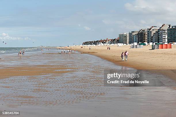 sandy beach of the north sea. - belgische cultuur stockfoto's en -beelden