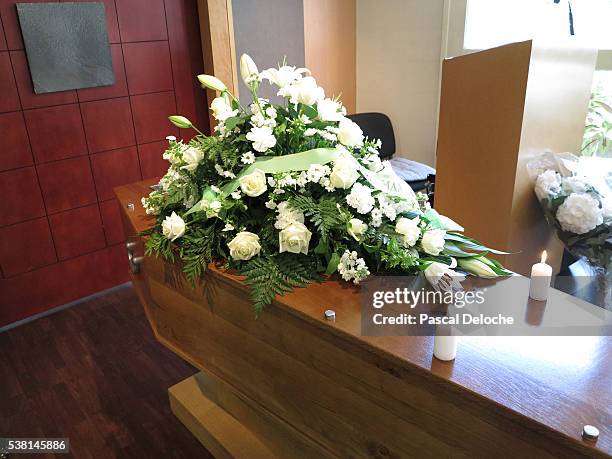 funerals. - funeral flowers stockfoto's en -beelden