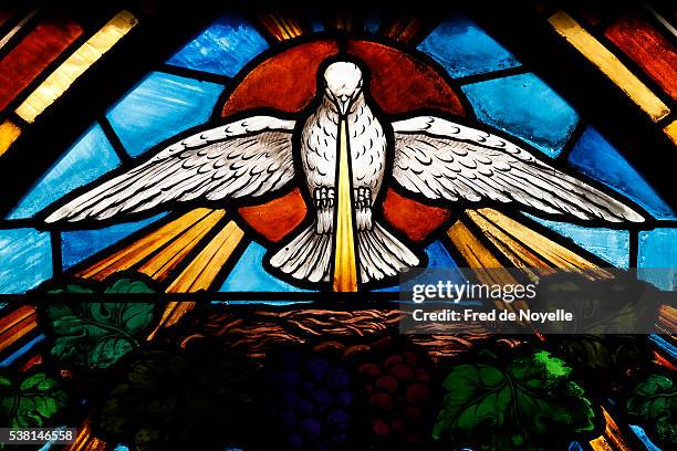 saint-jean de montmartre church. stained glass window. holy spirit. - vidriera de colores fotografías e imágenes de stock