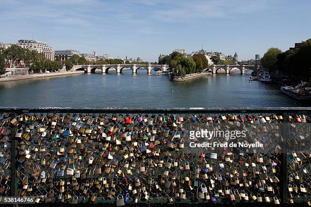 pont des arts et love padlocks. - le pont des arts and the love padlocks in paris stock-fotos und bilder