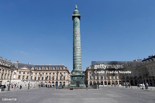 the place vendome column. - plaza vendome fotografías e imágenes de stock