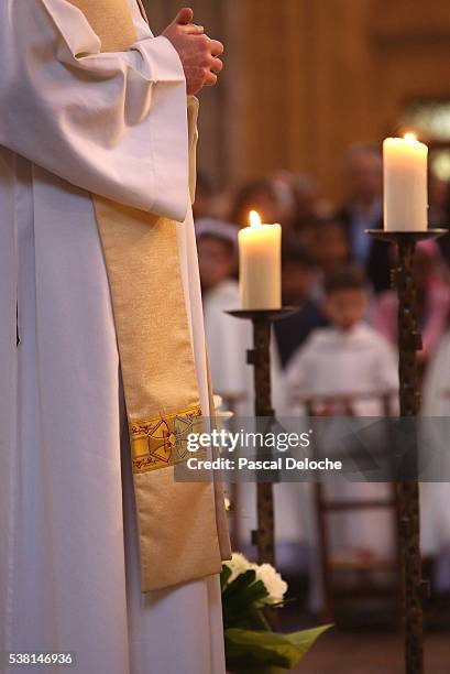 catholic priest. - religiöses ereignis stock-fotos und bilder