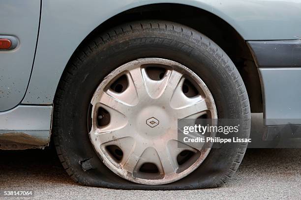 flat tyre - flat tyre stockfoto's en -beelden