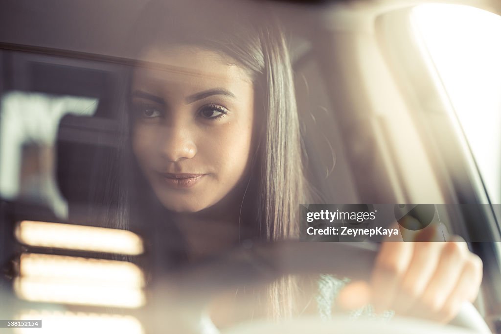 Joven mujer feliz en campo