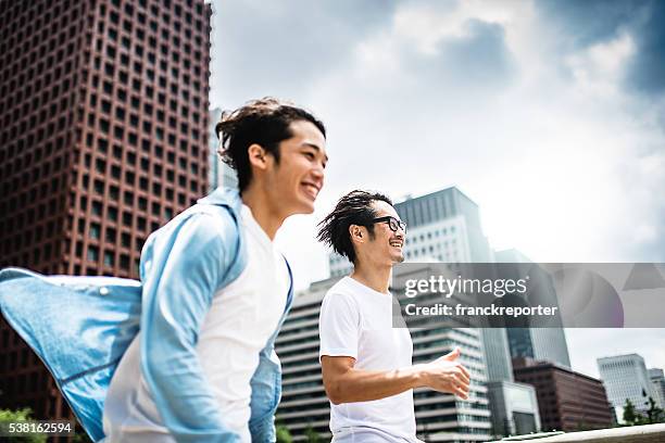 幸福ご友人とご一緒に、東京で - male friends hanging out ストックフォトと画像