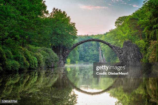 bogenbrücke (rakotzbrucke) in kromlau - rakotzbrücke stock-fotos und bilder