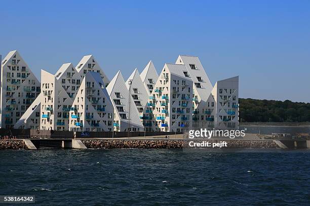 isbjerget residental modern housing in aarhus, denmark - pejft stockfoto's en -beelden