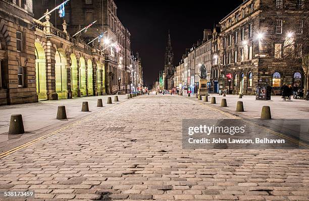 high street (royal mile), edinburgh, night - cobblestone pathway stock pictures, royalty-free photos & images