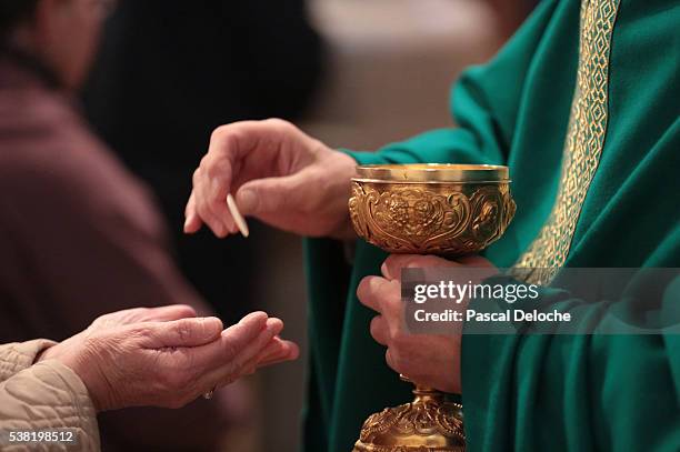 st. louis's church. mass. holy communion. - misa fotografías e imágenes de stock