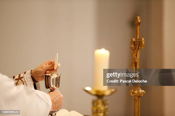 st. louis's church. mass. eucharistic celebration. - priest stockfoto's en -beelden