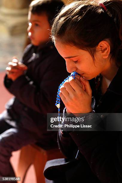 praying children - rosario - fotografias e filmes do acervo