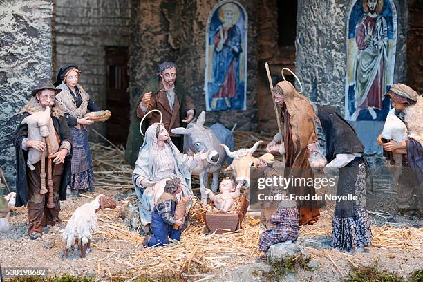 christmas crib. the nativity. - julkrubba bildbanksfoton och bilder