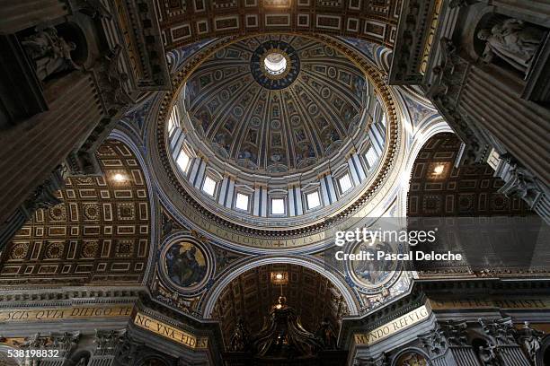 dome and frescoes. st. peter's basilica. - basílica de são pedro - fotografias e filmes do acervo