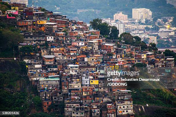 rio de janeiro - slum stock-fotos und bilder