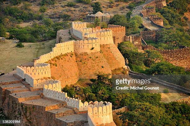 kumbhalgarh fortress. 15th century. - fortress stock pictures, royalty-free photos & images