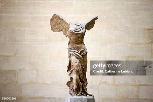 the winged victory of samothrace. the louvre museum. - le louvre photos et images de collection