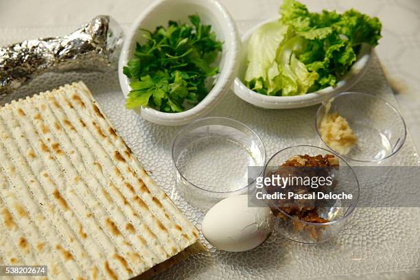 passover seder plate and matzoh bread. - matse stockfoto's en -beelden