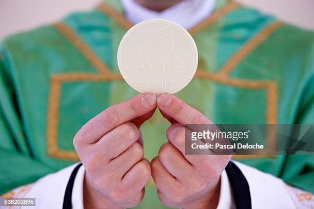 catholic mass. celebration of the eucharist. - comunion fotografías e imágenes de stock