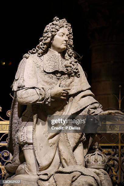 notre-dame de paris cathedral. louis xiii by guillaume coustou. - lieu de culte stock pictures, royalty-free photos & images