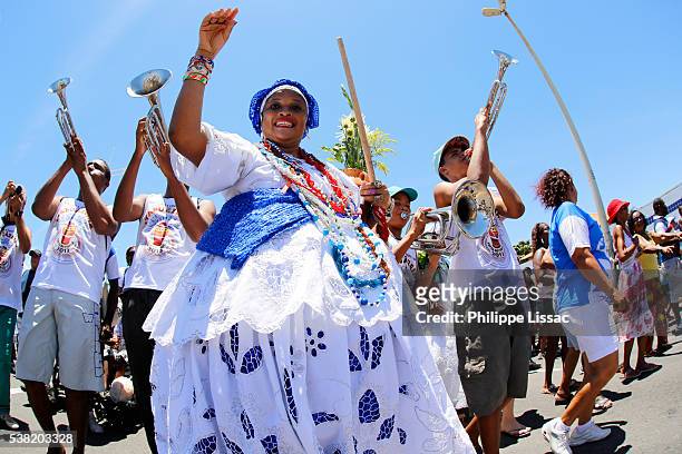 procession before the lavagem, washing of the steps of itapua church - brazilian dancer stock-fotos und bilder