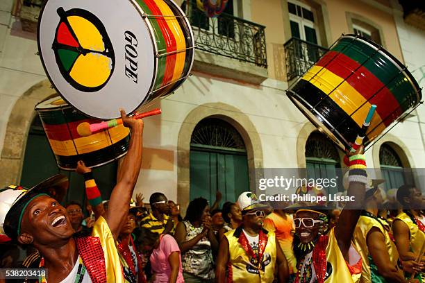 drum band olodum performing in a pelourinho street during carnival - baterista fotografías e imágenes de stock