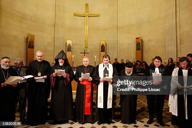ecumenical prayer meeting in les billettes lutheran church, paris - clergy stock pictures, royalty-free photos & images