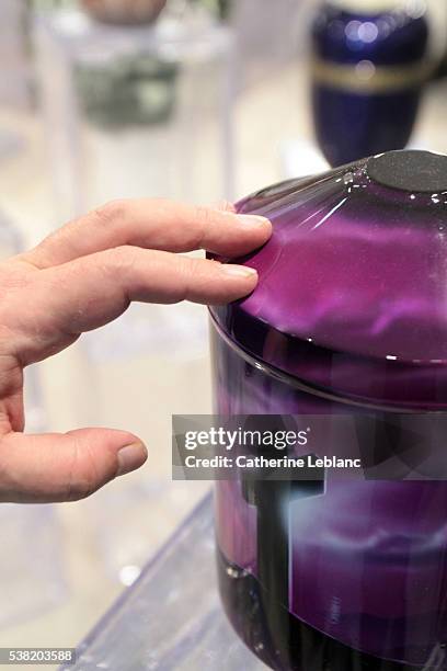 hand resting on a purple urn. - bestattungsunternehmen stock-fotos und bilder