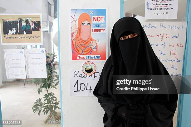 veiled student at el manar university defending the right to wear a niqab (islamic clothing for women) - fundamentalism 個照片及圖片檔