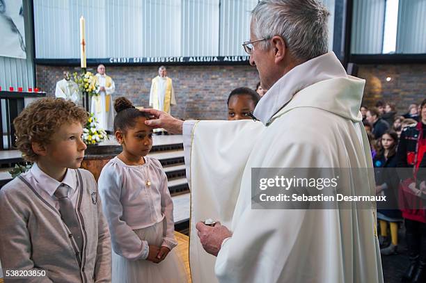 holy week mass. baptism. - konfirmation stock-fotos und bilder