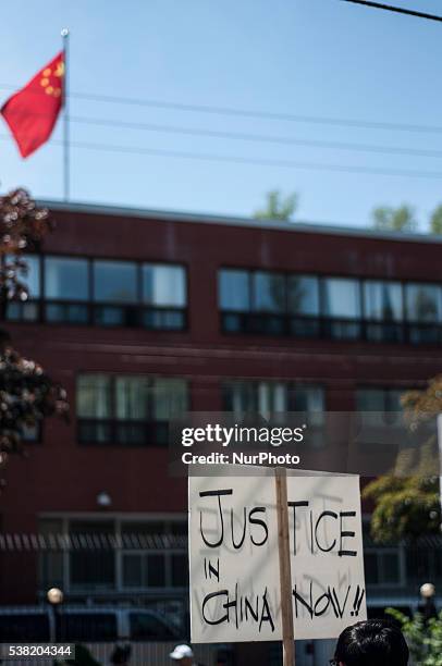 Chinese residents in Toronto stand outside the Chinese embassy on 04 June 2016 to commemorate the 27th anniversary of the Tiananmen pro-democracy...