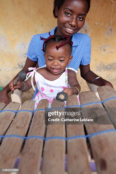 mother and baby playing dum dum. - xylofoon stockfoto's en -beelden