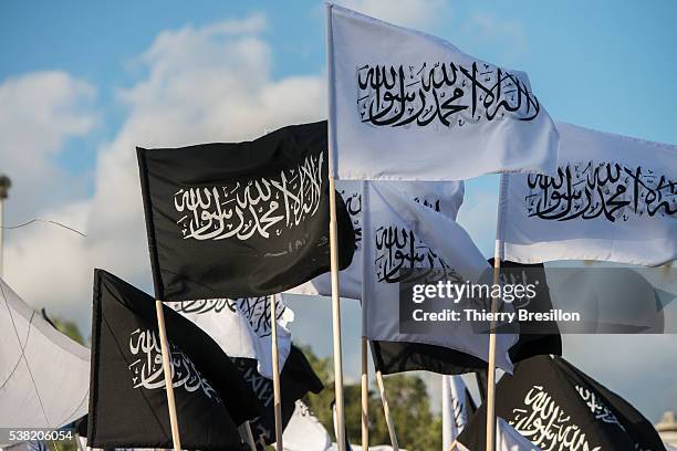 islamic flags during a meeting of hizb ut'tahrir, radical pan-islamist party, in tunis - fundamentalism stock pictures, royalty-free photos & images