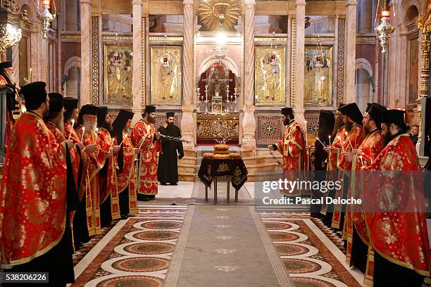 holy sepulchre church. the greek orthodox catholicon. orthodox mass. - misa fotografías e imágenes de stock